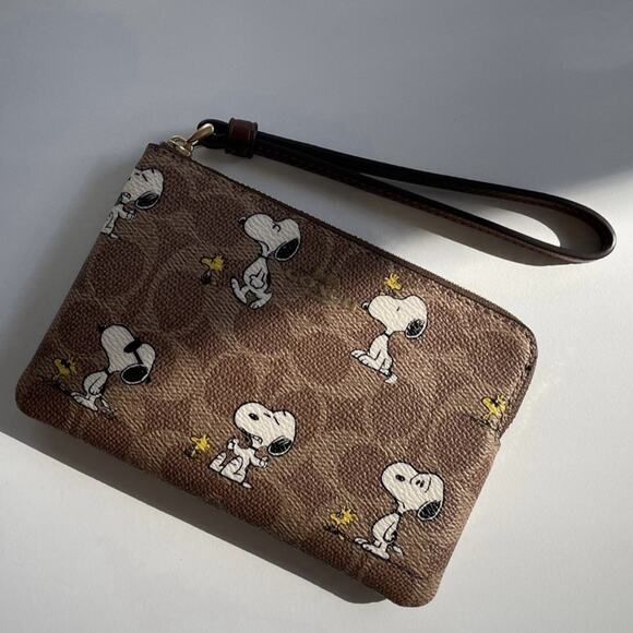 NWT Coach X Peanuts Corner Zip Wristlet Signature Canvas With Snoopy Print CBS82 - Picture 1 of 5